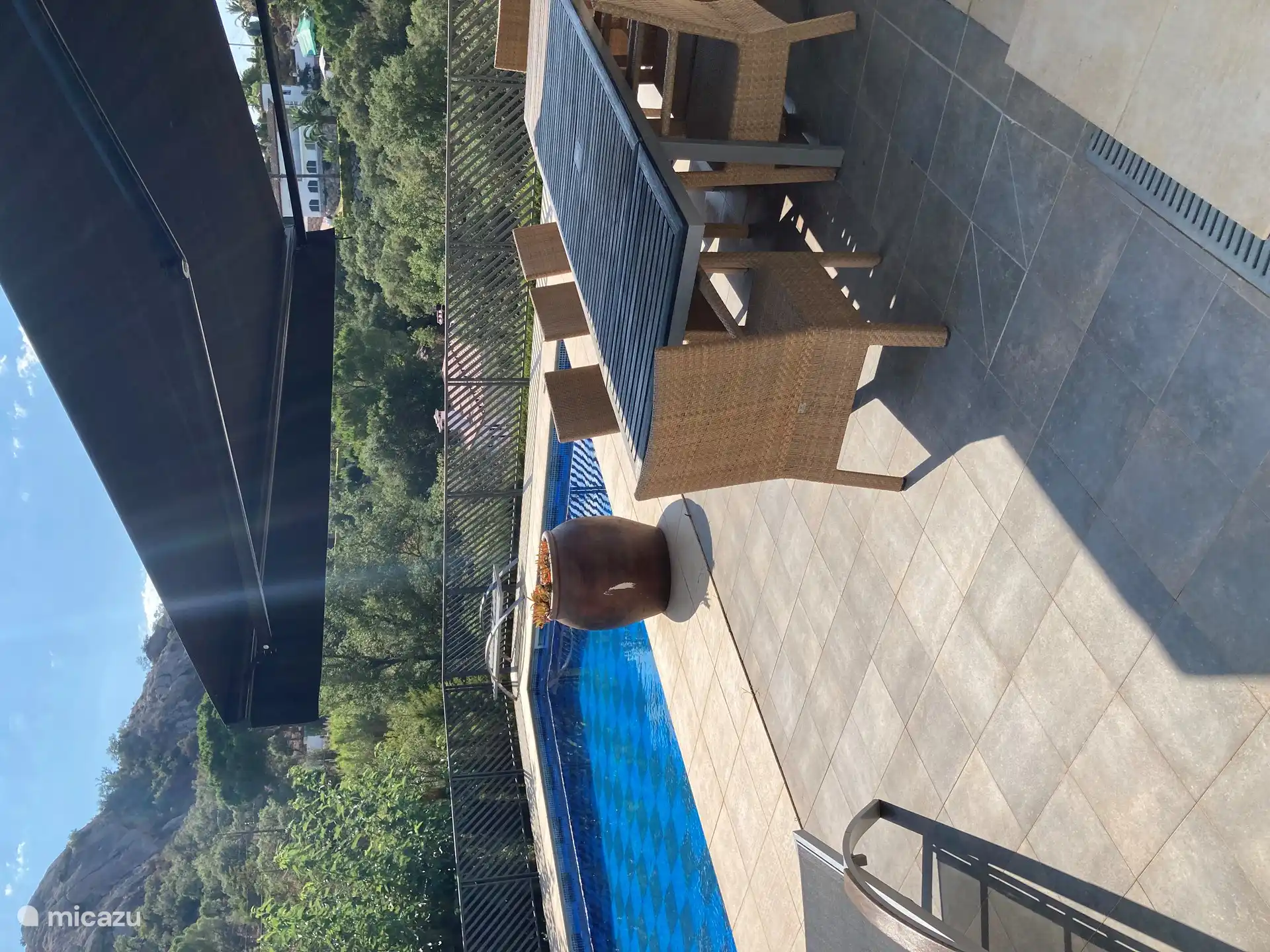 Grand auvent pour plus d'ombre pendant les chaudes journées d'été