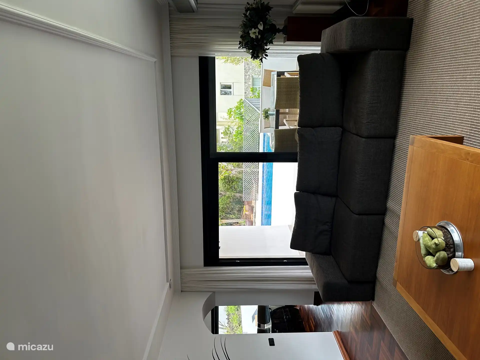 Salon très spacieux avec façade vitrée donnant sur la piscine