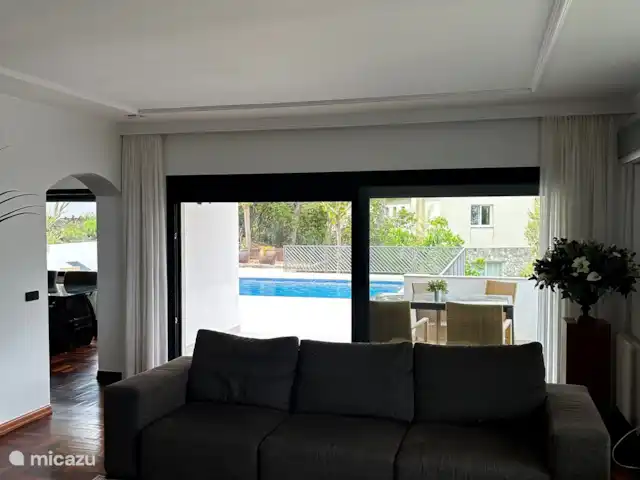 Vila Golf Costa Brava | Espagne, Costa Brava, Santa Cristina d'Aro - villa Salon très spacieux avec façade vitrée donnant sur la piscine
