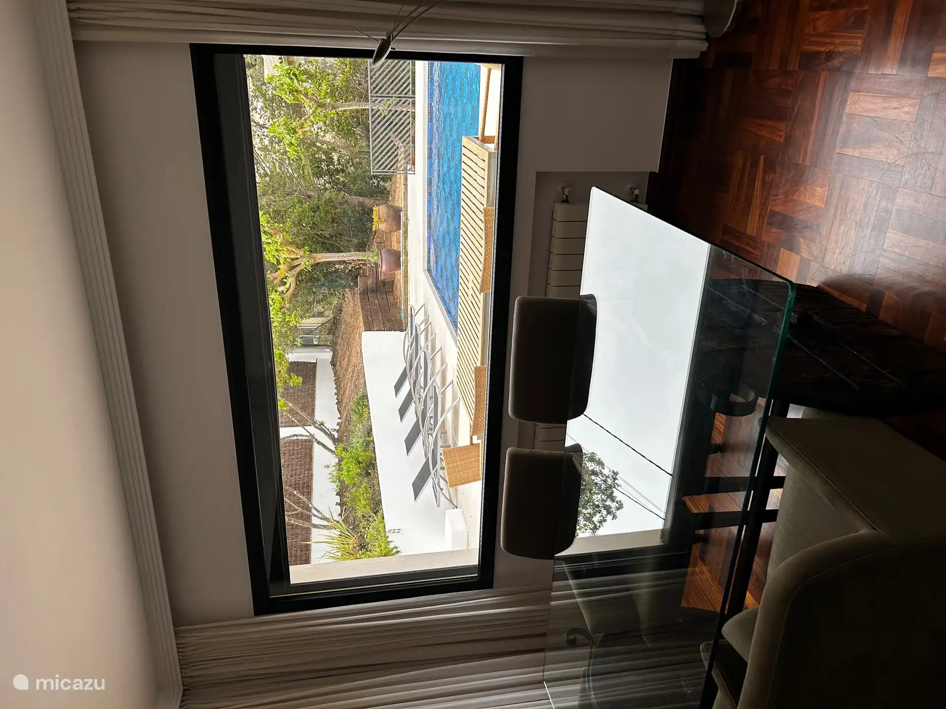 Salle à manger avec vue sur la piscine