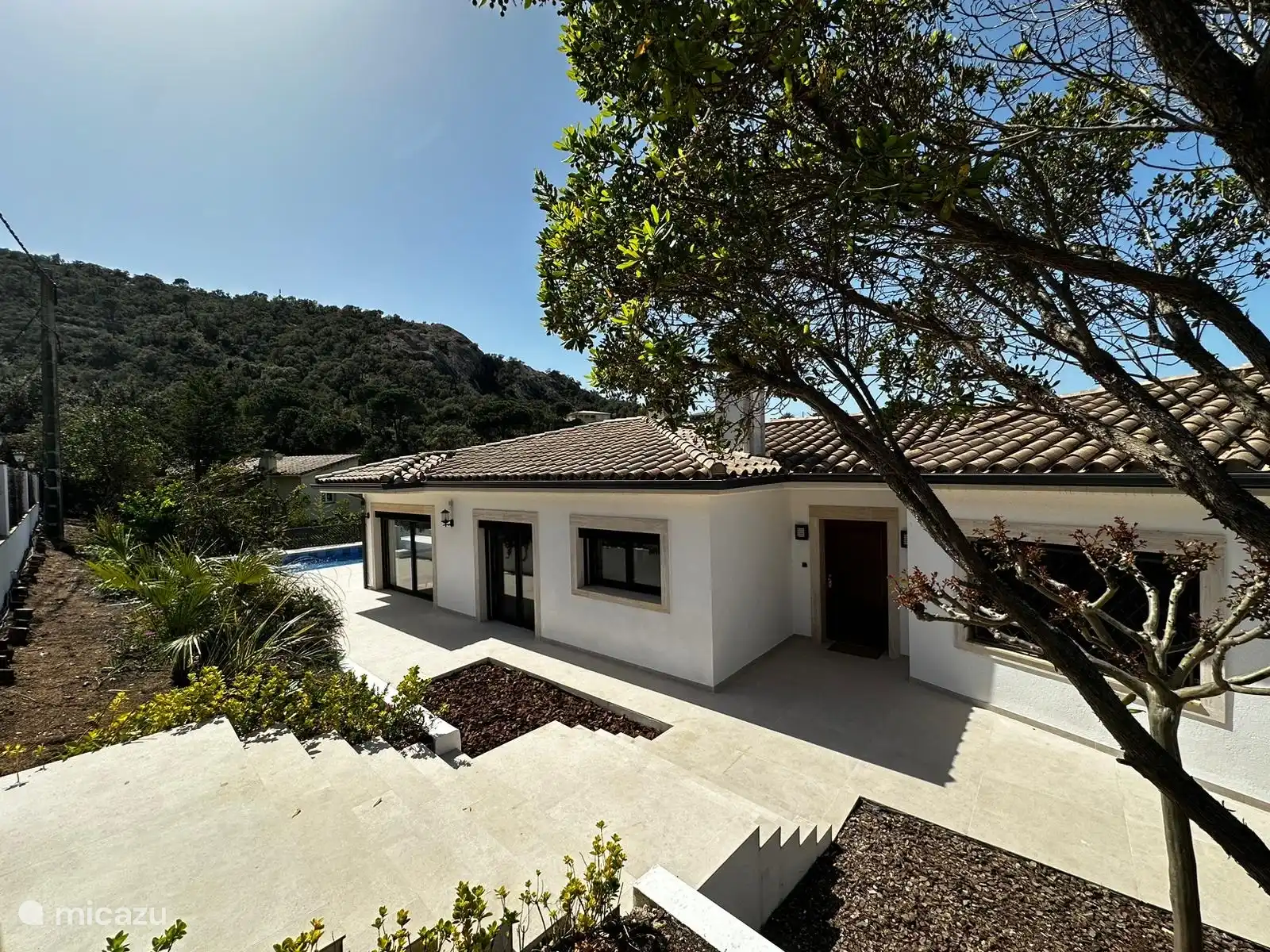 Entrée de la villa avec terrasse rénovée 