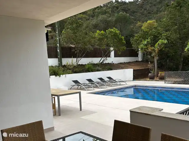 Vila Golf Costa Brava | Espagne, Costa Brava, Santa Cristina d'Aro - villa Terrasse couverte avec table à manger et sur la terrasse au bord de la piscine une autre grande table à manger