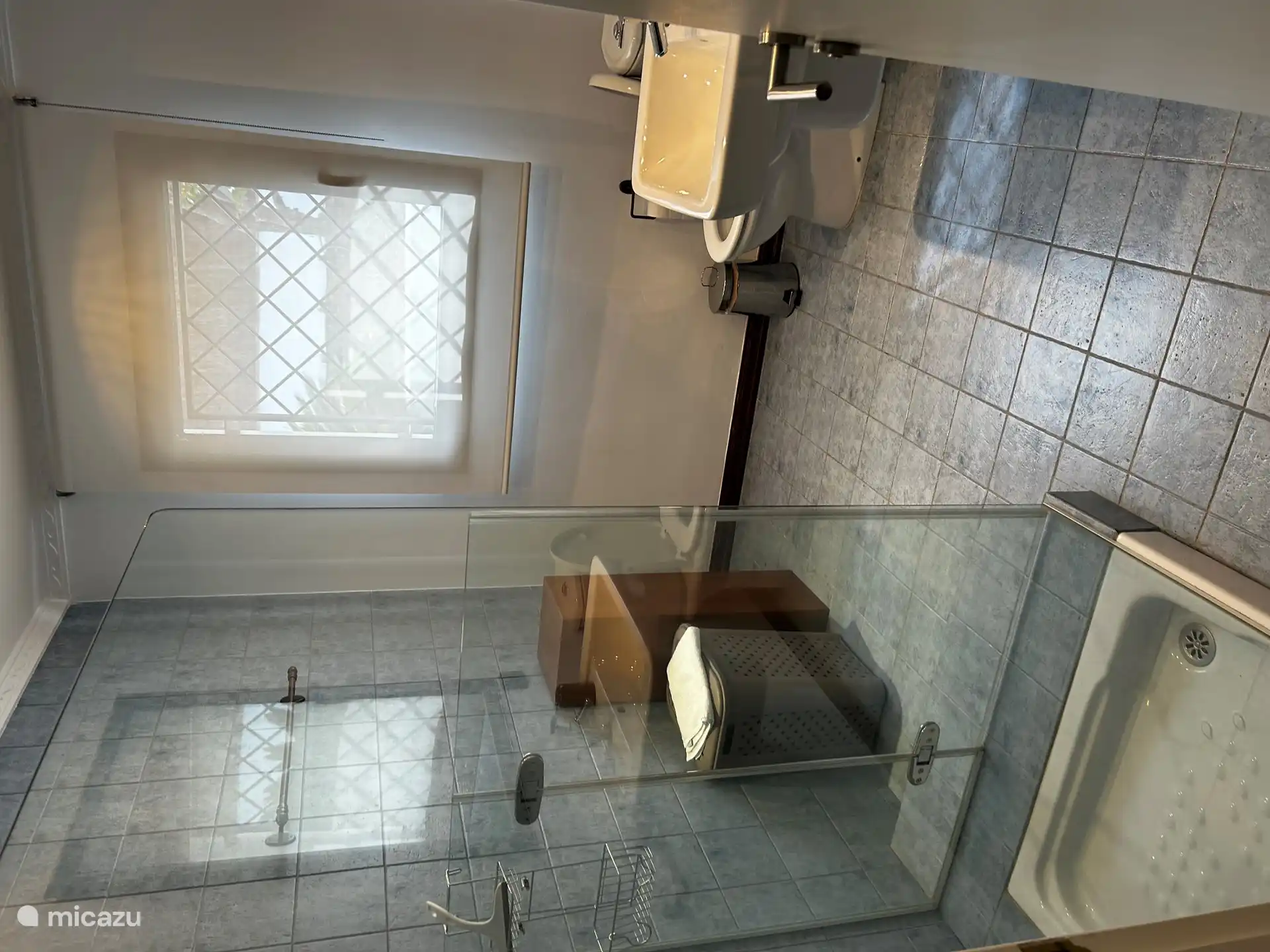 Deuxième salle de bain avec douche et WC