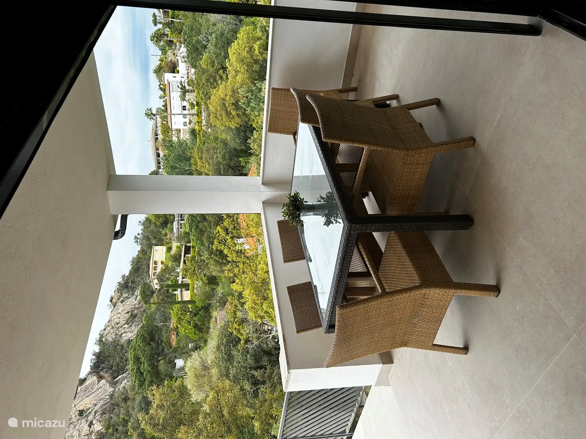 La terrasse couverte avec une vue magnifique sur la vallée 