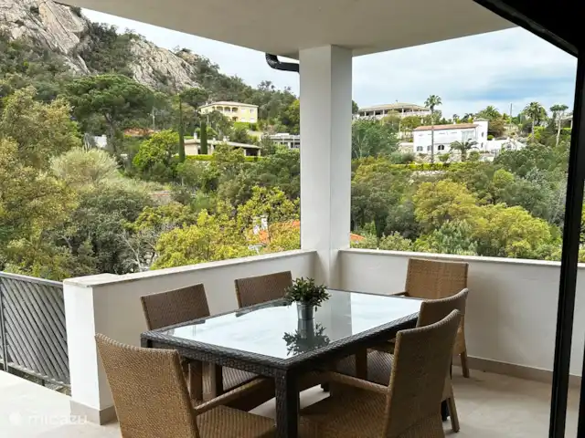 Vila Golf Costa Brava | Espagne, Costa Brava, Santa Cristina d'Aro - villa La terrasse couverte avec une vue magnifique sur la vallée
