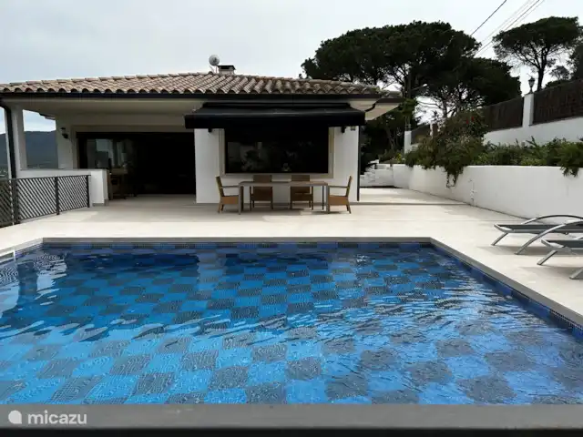 Vila Golf Costa Brava | Espagne, Costa Brava, Santa Cristina d'Aro - villa Un large auvent pour les chaudes après-midi d’été
