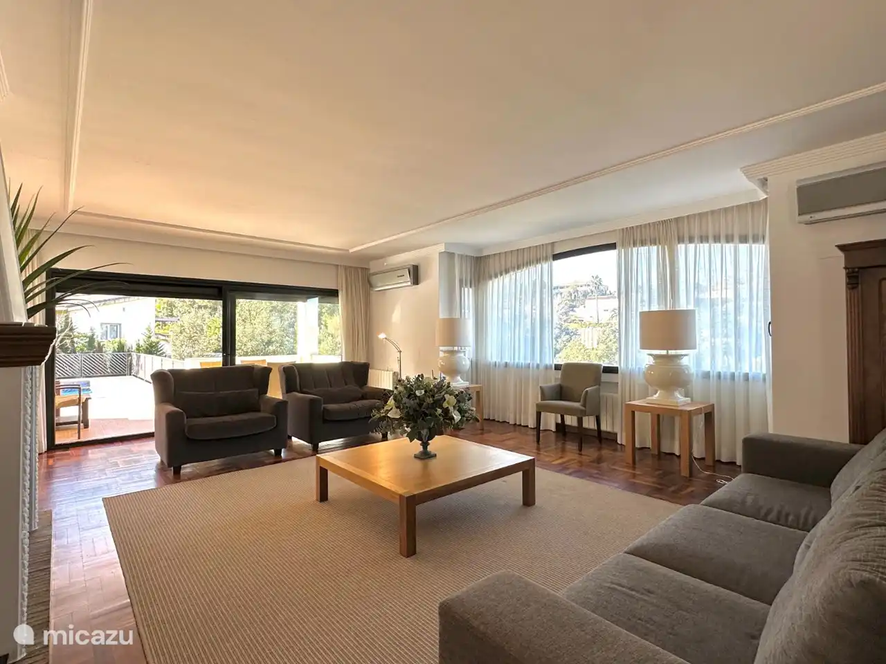 Salon très spacieux avec accès à la piscine