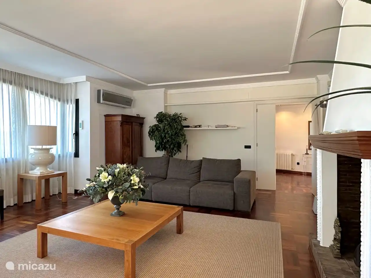 Salon spacieux avec canapés très confortables