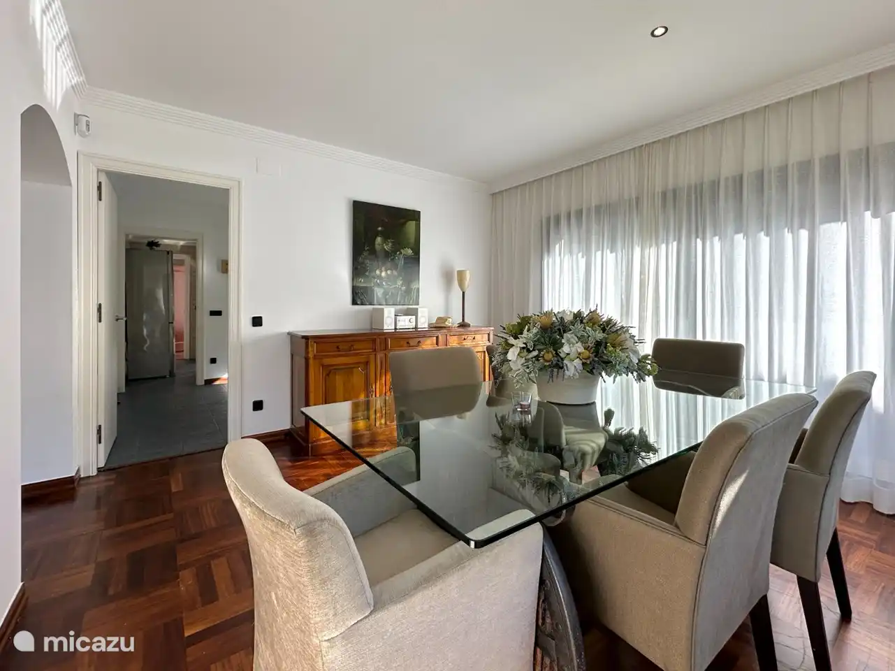 La salle à manger est également accessible via la cuisine