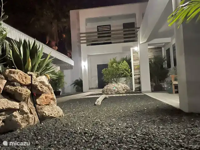 BohoGarden B - Fully airconditioned huren in Curaçao, Banda Ariba (oost), Jan Thiel - appartement Boho garden in de avond