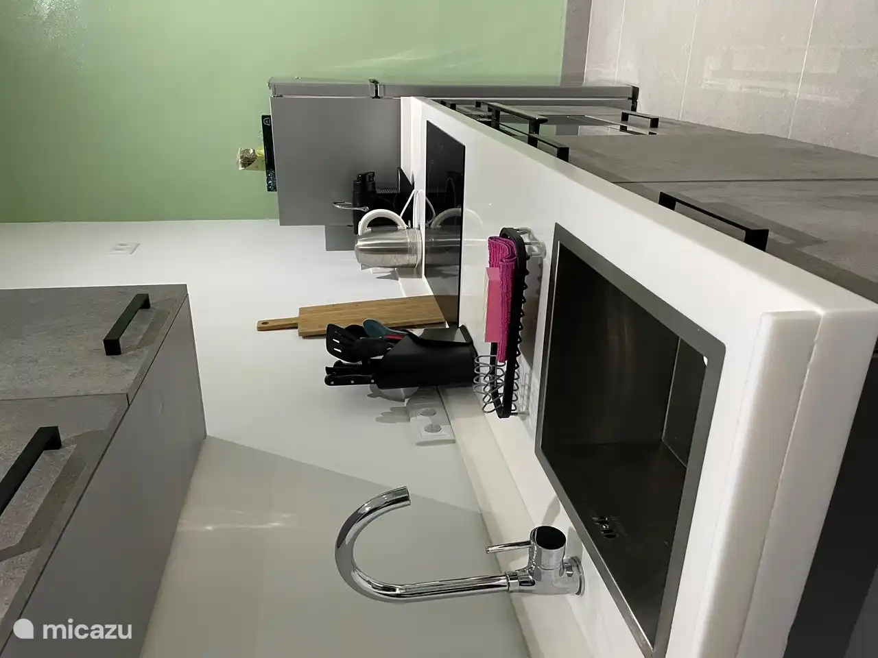 Een modern ingerichte keuken 
*vaatwasser *Nespresso koffiemachine *Combi oven *inductie kookplaat *Koelkast 