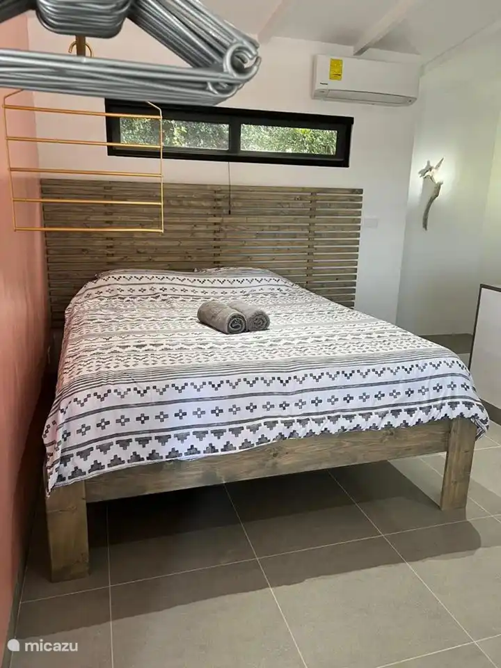 Verhoogd Kingsize bed.