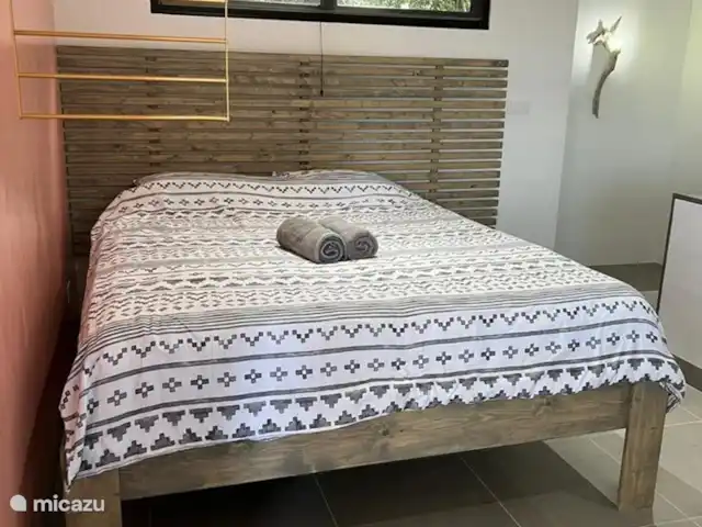 BohoGarden B - Fully airconditioned huren in Curaçao, Banda Ariba (oost), Jan Thiel - appartement Verhoogd Kingsize bed.