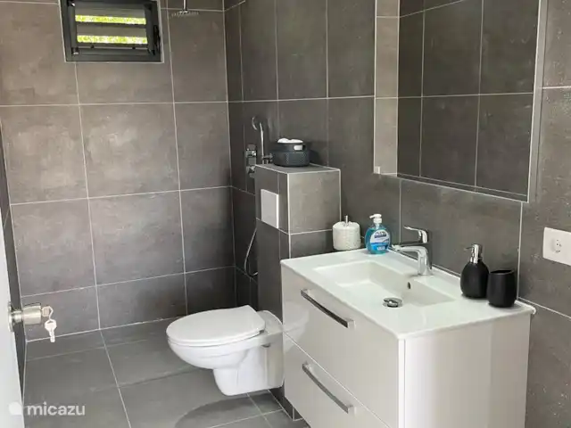 BohoGarden B - Fully airconditioned huren in Curaçao, Banda Ariba (oost), Jan Thiel - appartement Een modern ingerichte badkamer met   warm water door middel van een zonneboiler.