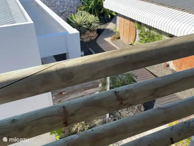 BohoGarden B - Fully airconditioned huren in Curaçao, Banda Ariba (oost), Jan Thiel - appartement Het uitzicht vanaf je balkon op het Binnenhof.
