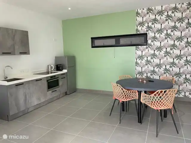BohoGarden B - Fully airconditioned huren in Curaçao, Banda Ariba (oost), Jan Thiel - appartement kook en eetgedeelte