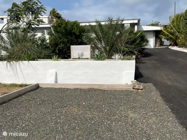 BohoGarden B - Fully airconditioned huren in Curaçao, Banda Ariba (oost), Jan Thiel - appartement Elk appartement heeft een eigen parkeerplaats. Deze zit standaard bij je appartement.