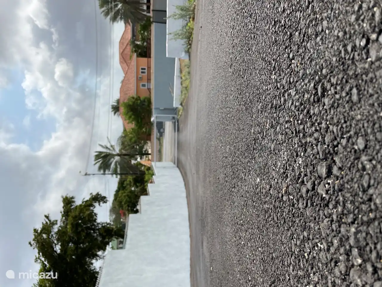 De ingang, te herkennen aan het grote witte hek.