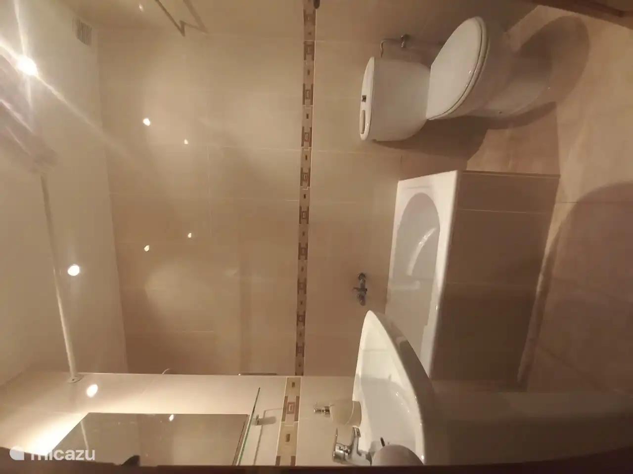 Badezimmer 1. Stock
- Bad mit Dusche
- Waschbecken
- Toilette.