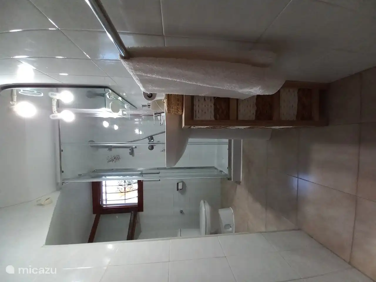 Badezimmer im Erdgeschoss
- Duschkabine
- Waschbecken
- Toilette
- Waschmaschine.