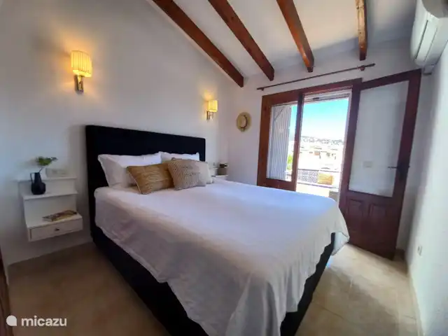 Casa Elsa Moraira huren in Spanje, Costa Blanca, Moraira - vakantiehuis Master bedroom
- openslaande deuren naar dakterras
- airconditioning warm/koud
- ruime inbouwkast.
