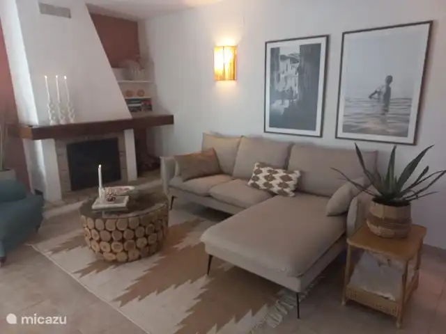 Casa Elsa Moraira huren in Spanje, Costa Blanca, Moraira - vakantiehuis Loungehoek begane grond met houtgestookte haard. Airconditioning warm/koud aanwezig.