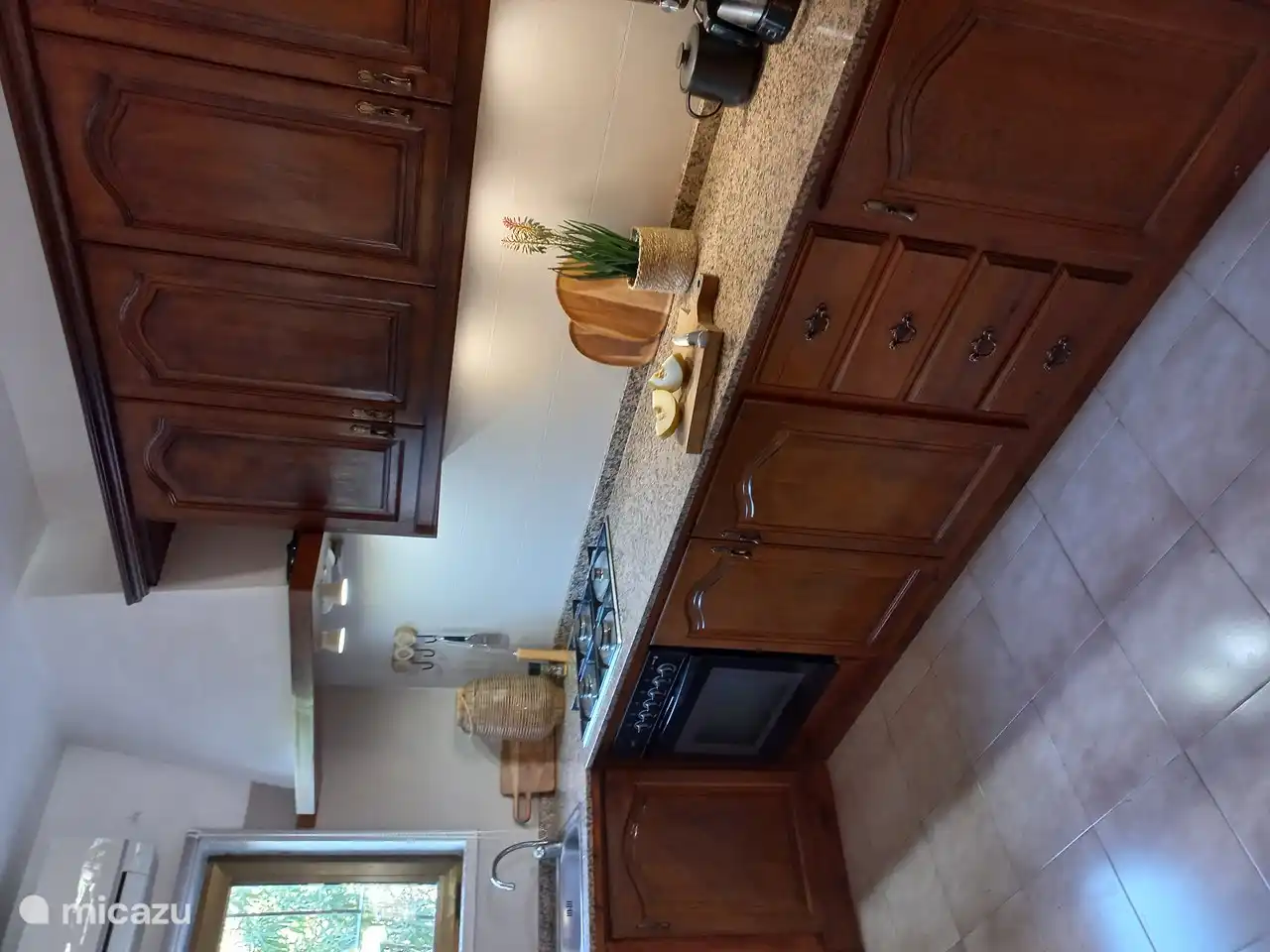 Geräumige Küche (Gasherd, Dunstabzugshaube, Backofen, Geschirrspüler, Kühl-Gefrierkombination).
Großzügige Menge an Geschirr und Besteck.
Klimaanlage warm/kalt vorhanden.