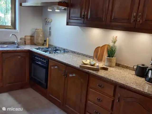 Casa Elsa Moraira huren in Spanje, Costa Blanca, Moraira - vakantiehuis Ruime keuken (gaskookplaat, afzuigkap, oven, vaatwasser, koel-vriescombinatie).
Royale hoeveelheid servies en keukengerei.
Airconditioning warm/koud aanwezig.