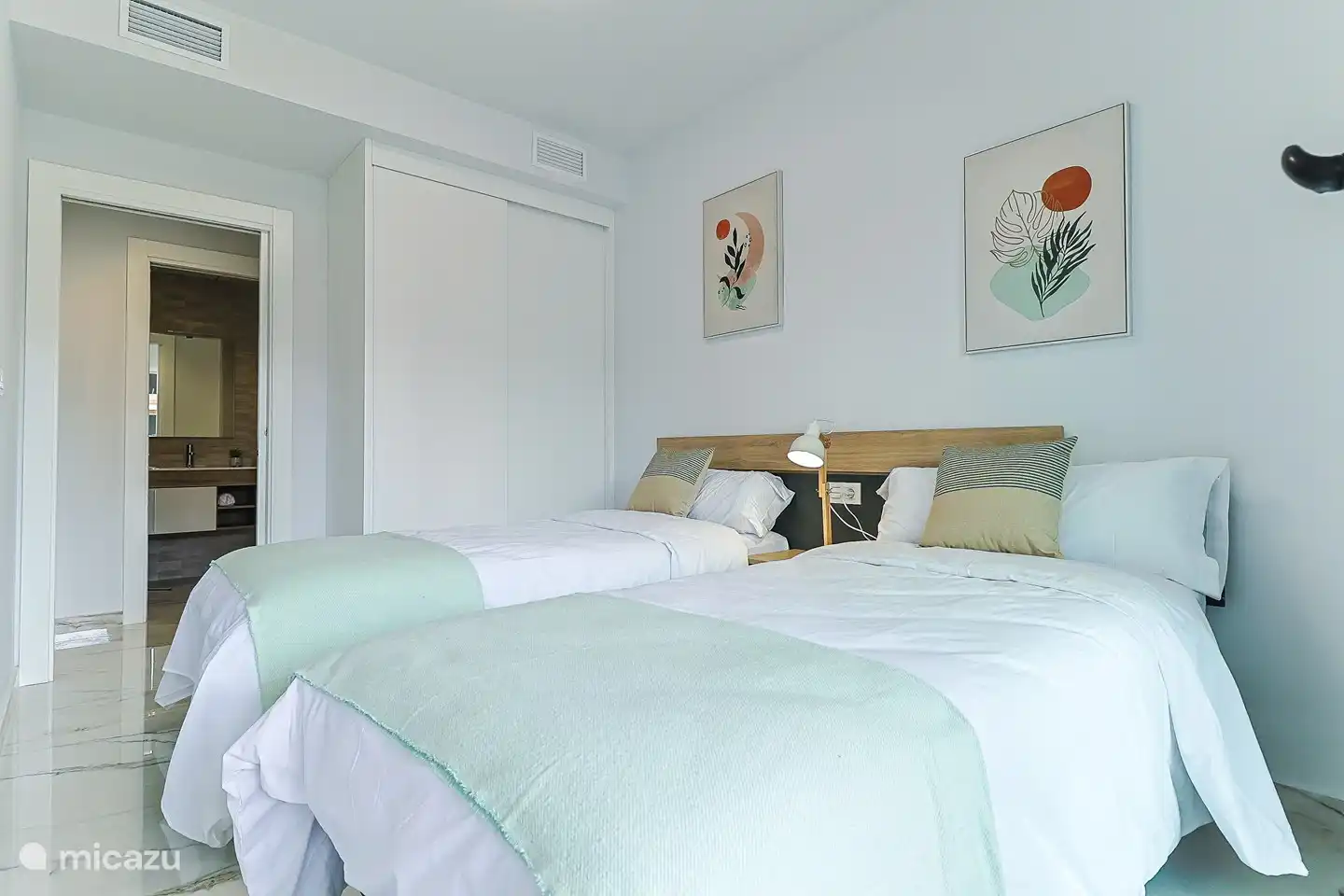 2e slaapkamer ( bedden kunnen aan elkaar geschoven worden als een twee persoons bed )