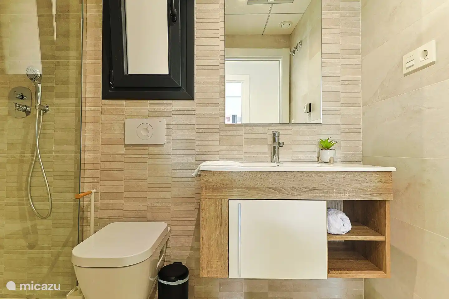 Badkamer horend bij slaapkamer 2