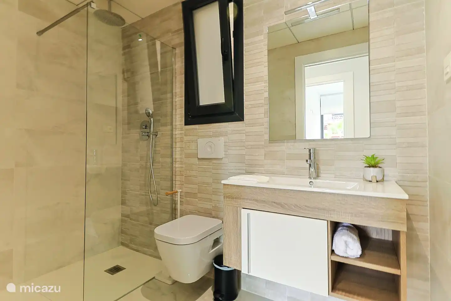 Badkamer horend bij slaapkamer 2