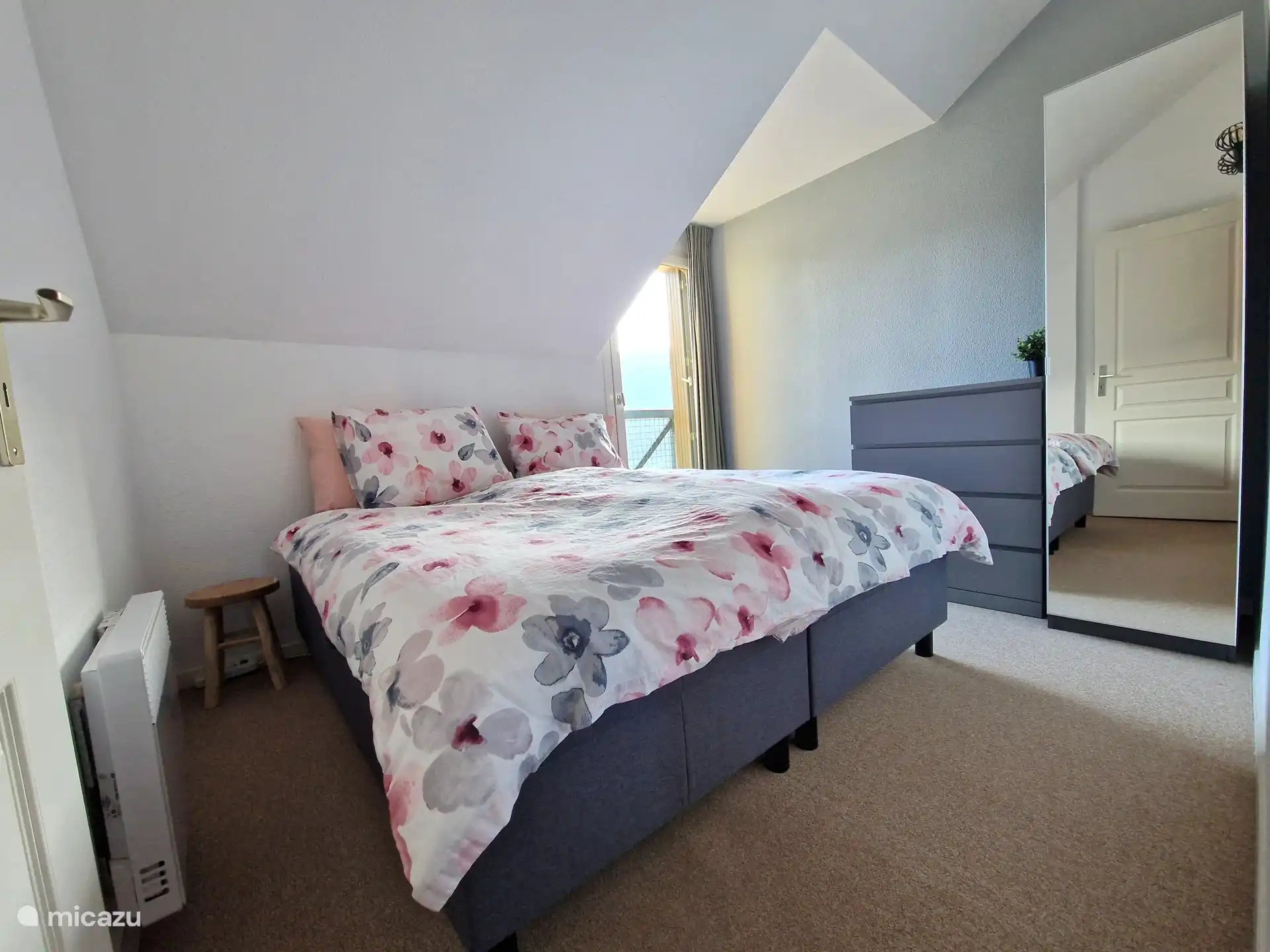 Neben dem Hauptschlafzimmer gibt es im ersten Stock ein 2. Schlafzimmer mit schöner Aussicht und einem Doppelbett.