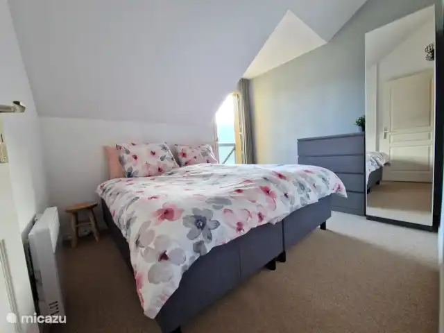 Le Soreillou - Lac de Serre Ponçon | France, Hautes-Alpes, Le Sauze-du-Lac - maison de vacances En plus de la chambre principale, il y a une 2ème chambre au premier étage avec une belle vue et un lit double.