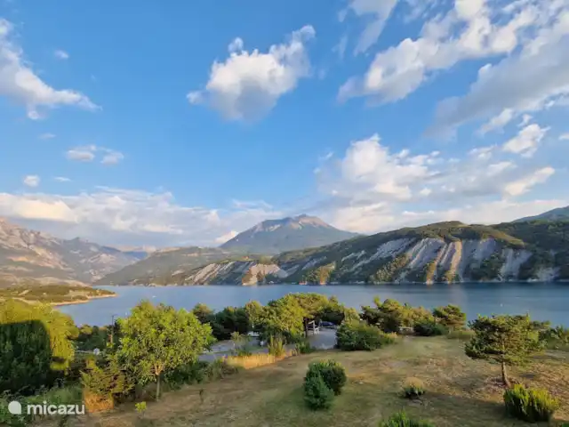 Le Soreillou - Lac de Serre Ponçon | France, Hautes-Alpes, Le Sauze-du-Lac - maison de vacances La chambre principale possède un balcon adjacent d'où vous avez une vue imprenable sur le Lac de Serre Ponçon.