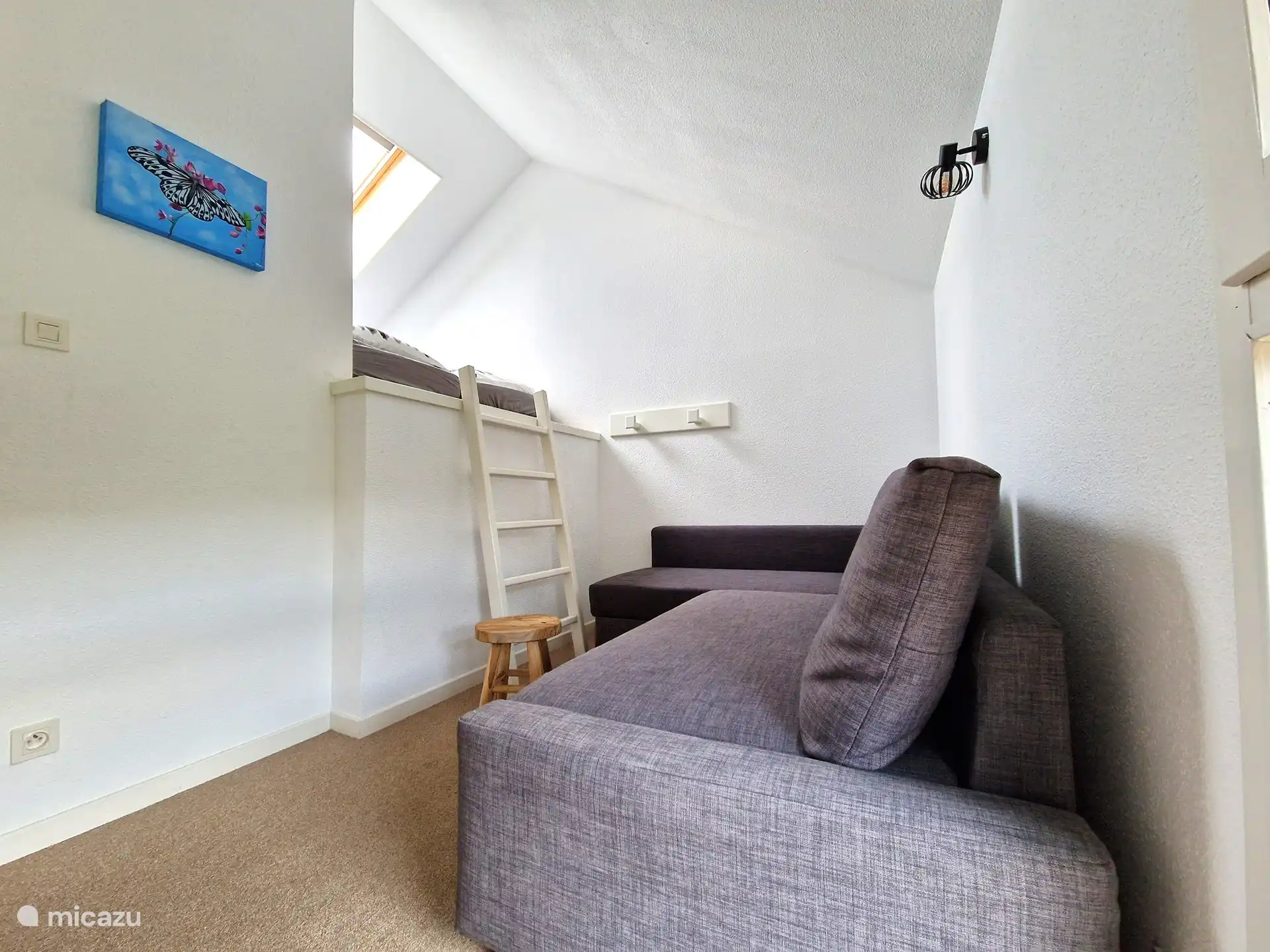 Im 2. Stock befindet sich ein 3. Zimmer mit 2 Schlafplätzen. Spaß für die Kleinen ist das Schlafen auf dem Dachboden!