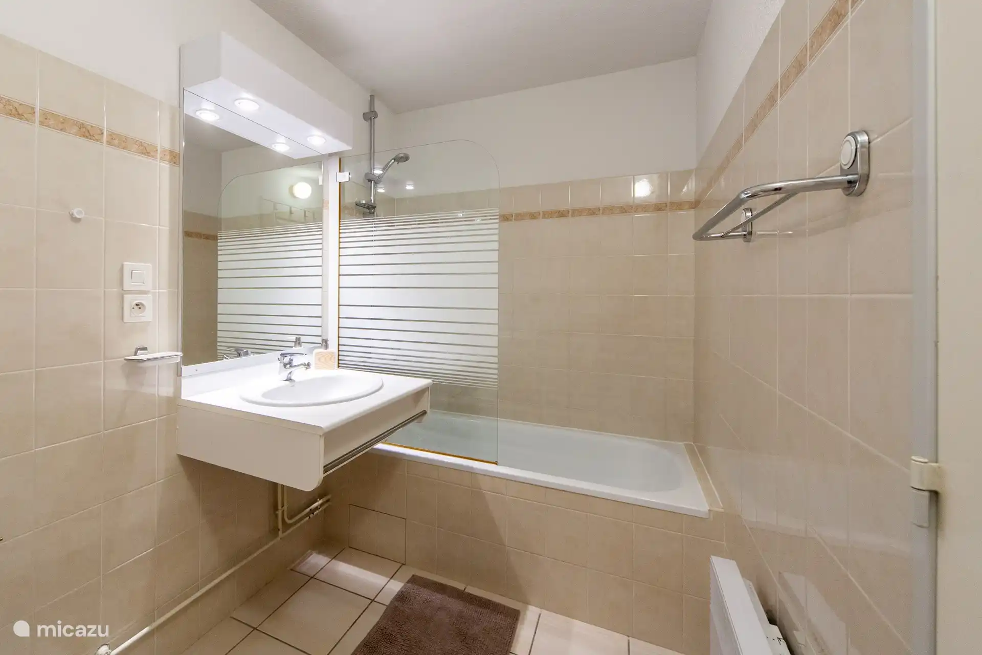 Das Haus verfügt über 2 Badezimmer und 2 Toiletten. 