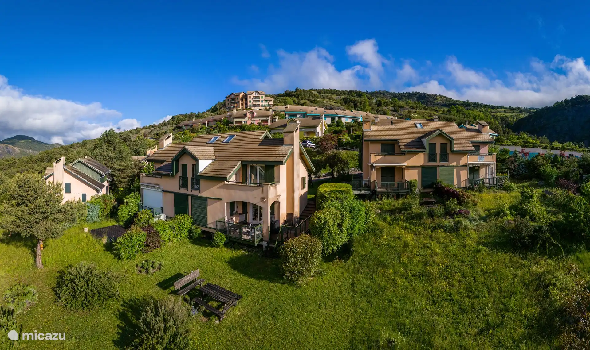 Unser Ferienhaus liegt in der Residenz „Port Saint Pierre“, bestehend aus etwa 40 Häusern am See.