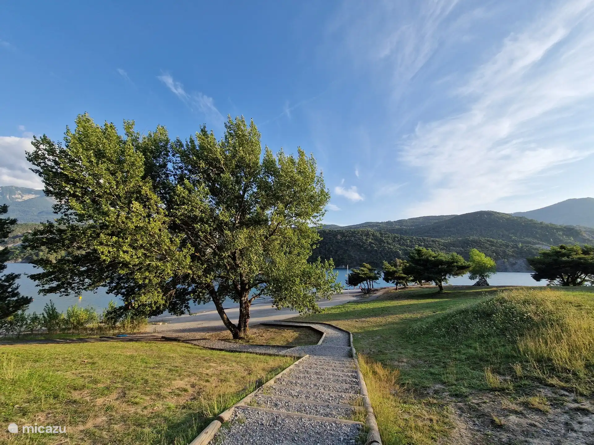 Vom Garten aus erreichen Sie die Liegewiese und den Strand innerhalb von 2 Minuten zu Fuß.