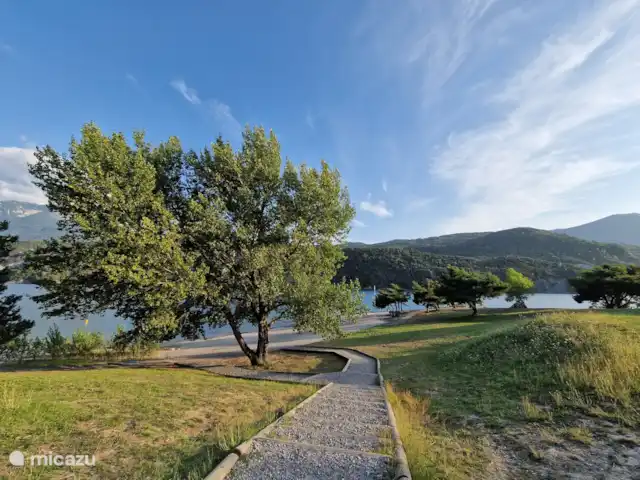 Le Soreillou - Lac de Serre Ponçon | France, Hautes-Alpes, Le Sauze-du-Lac - maison de vacances Depuis le jardin, vous pouvez marcher jusqu'à la pelouse et à la plage en 2 minutes.