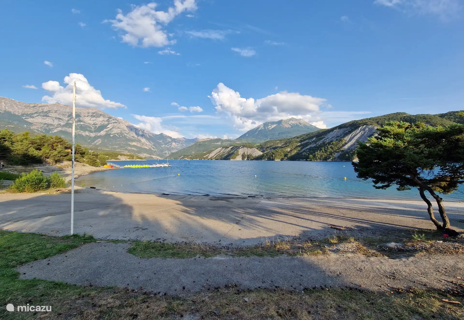 Der Strand verfügt über einen Rettungsschwimmerbereich mit zusätzlicher Aufsicht. Genießen Sie diesen wunderschönen Ort mit Ihrer ganzen Familie.