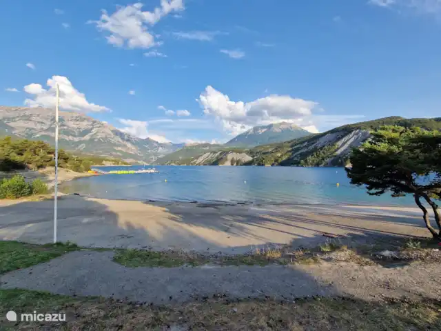 Le Soreillou - Lac de Serre Ponçon | France, Hautes-Alpes, Le Sauze-du-Lac - maison de vacances La plage dispose d'une zone surveillée avec une surveillance supplémentaire. Profitez de ce bel endroit avec toute votre famille.