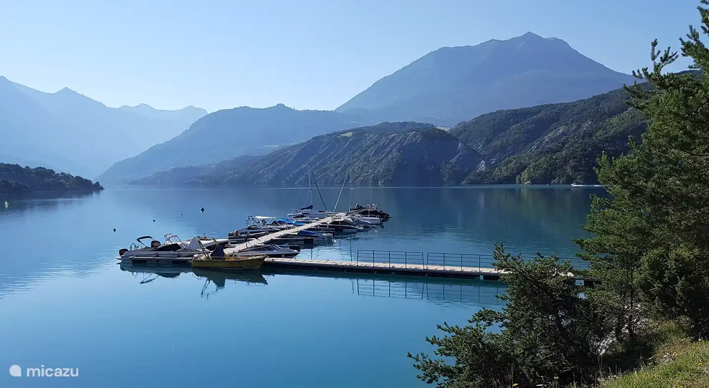 Port St. Pierre verfügt über einen Hafen, in dem Sie Ihr eigenes Boot anlegen oder ein Boot/Jetski/Wasserscooter mieten können.
