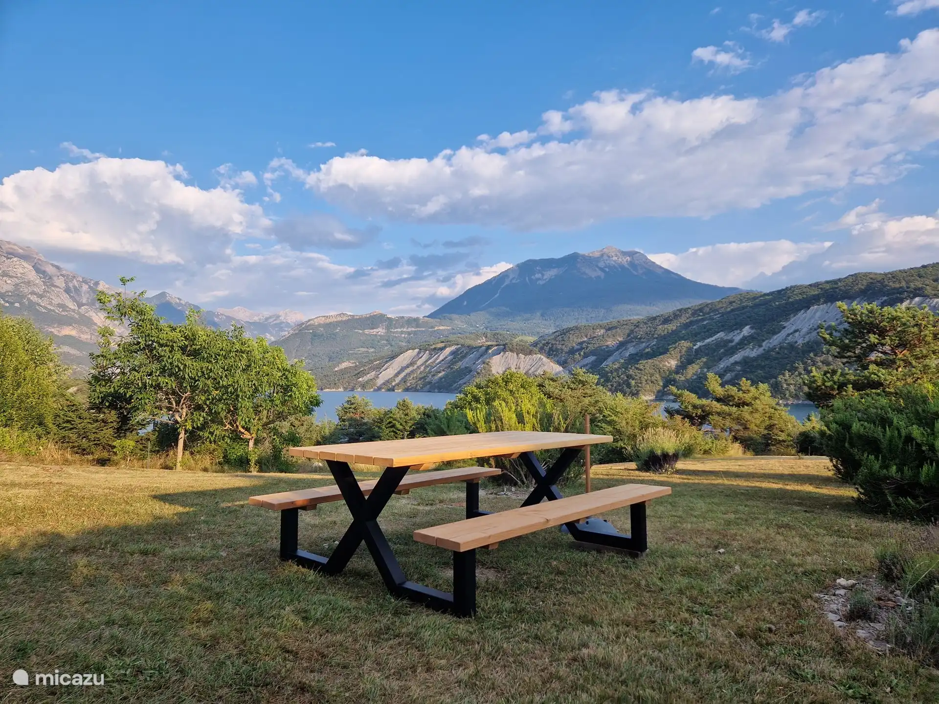 Unser Garten, von dem aus Sie direkt zum See gehen. Sie können im Garten entspannen und gemeinsam am Picknicktisch essen.