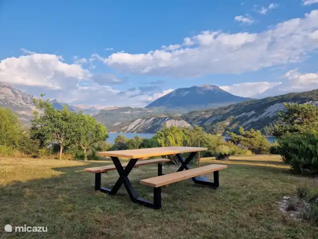Le Soreillou - Lac de Serre Ponçon | France, Hautes-Alpes, Le Sauze-du-Lac - maison de vacances Notre jardin, d'où vous marchez directement jusqu'au lac. Vous pourrez vous détendre dans le jardin et manger ensemble à la table de pique-nique.