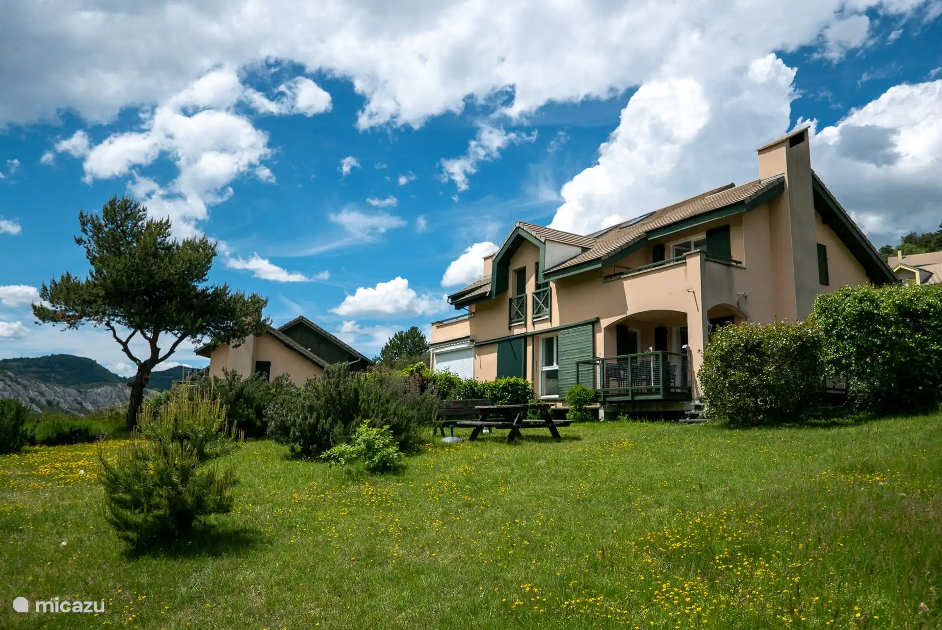 Unser Ferienhaus ist die rechte Hälfte dieses Fotos der Doppelhaushälfte.