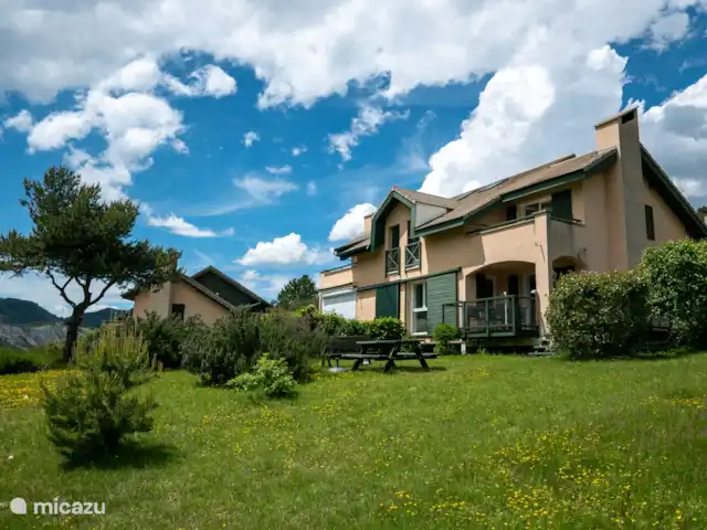 Le Soreillou - Lac de Serre Ponçon | France, Hautes-Alpes, Le Sauze-du-Lac - maison de vacances Notre maison de vacances est la moitié droite de cette photo de la maison jumelée.