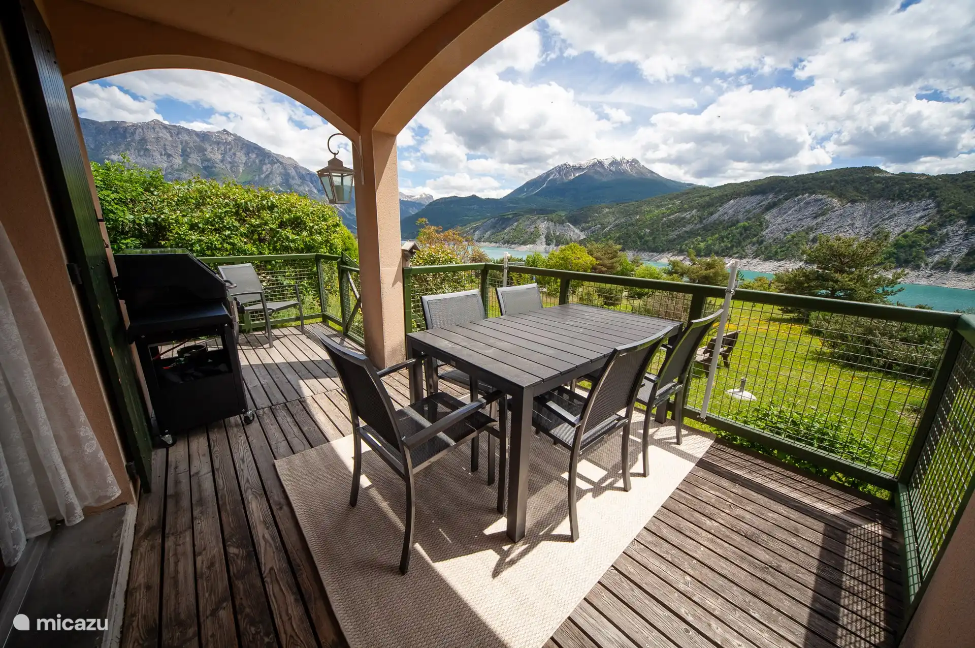 Vom Garten aus gelangen Sie auf eine halbüberdachte Terrasse (Loggia), auf der Sie von morgens bis abends in der Sonne oder im Schatten sitzen und draußen essen können.