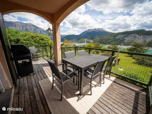 Le Soreillou - Lac de Serre Ponçon | France, Hautes-Alpes, Le Sauze-du-Lac - maison de vacances Depuis le jardin, vous accédez à une terrasse semi-couverte (loggia) où vous pourrez vous asseoir au soleil ou à l'ombre et manger dehors du matin au soir.
