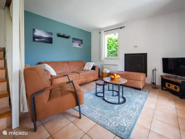 Le Soreillou - Lac de Serre Ponçon | France, Hautes-Alpes, Le Sauze-du-Lac - maison de vacances Depuis la loggia, vous entrez dans le salon par des portes françaises avec un coin salon spacieux avec cheminée. Il y a aussi une télévision, un haut-parleur Bluetooth et une connexion Wi-Fi.