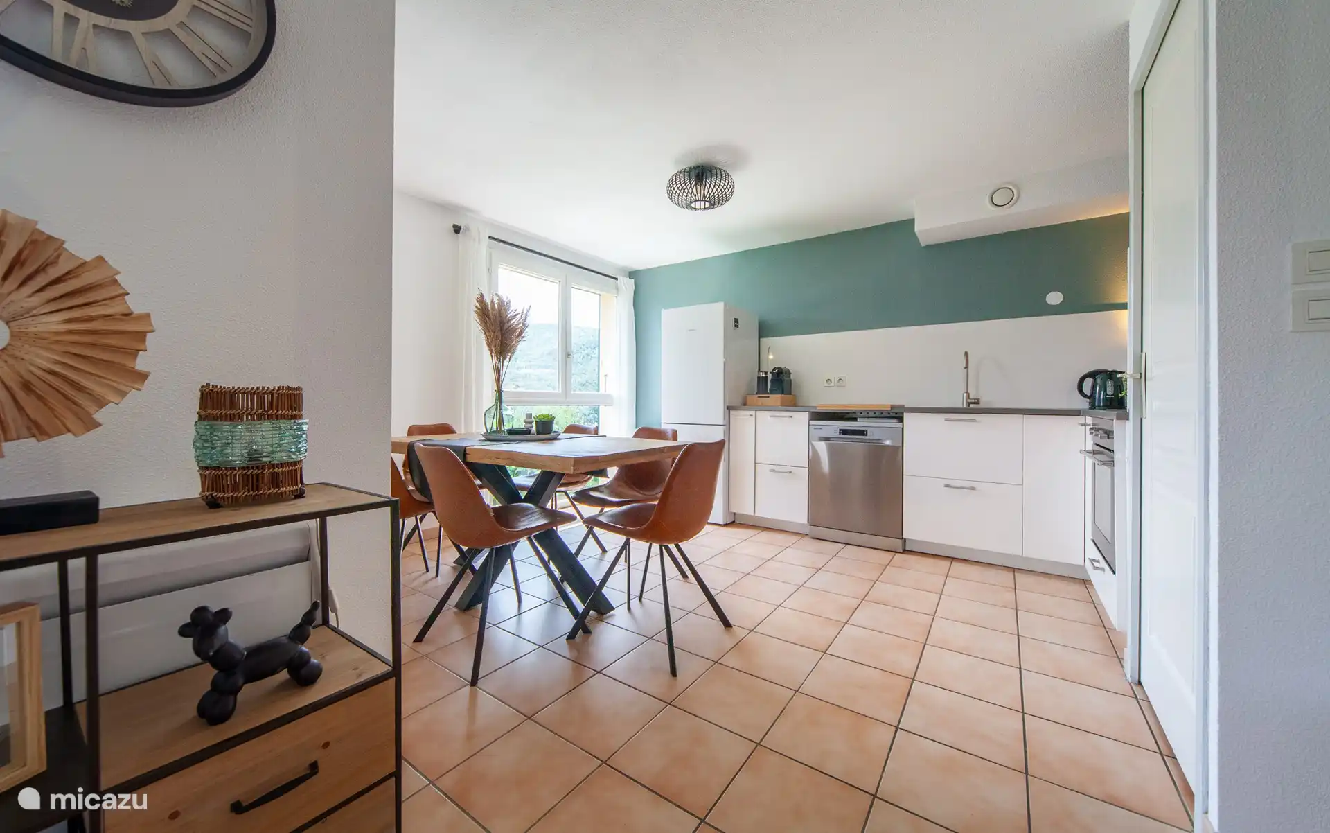 Wohn- und Essbereich gehen fließend ineinander über. Wenn es an einem Tag zu kalt ist, um draußen zu sitzen, kann man hier mit sechs Personen essen und trotzdem die Aussicht genießen.